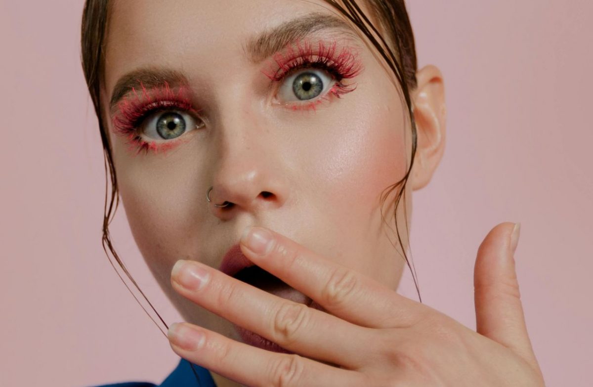 donna con mascara colorato