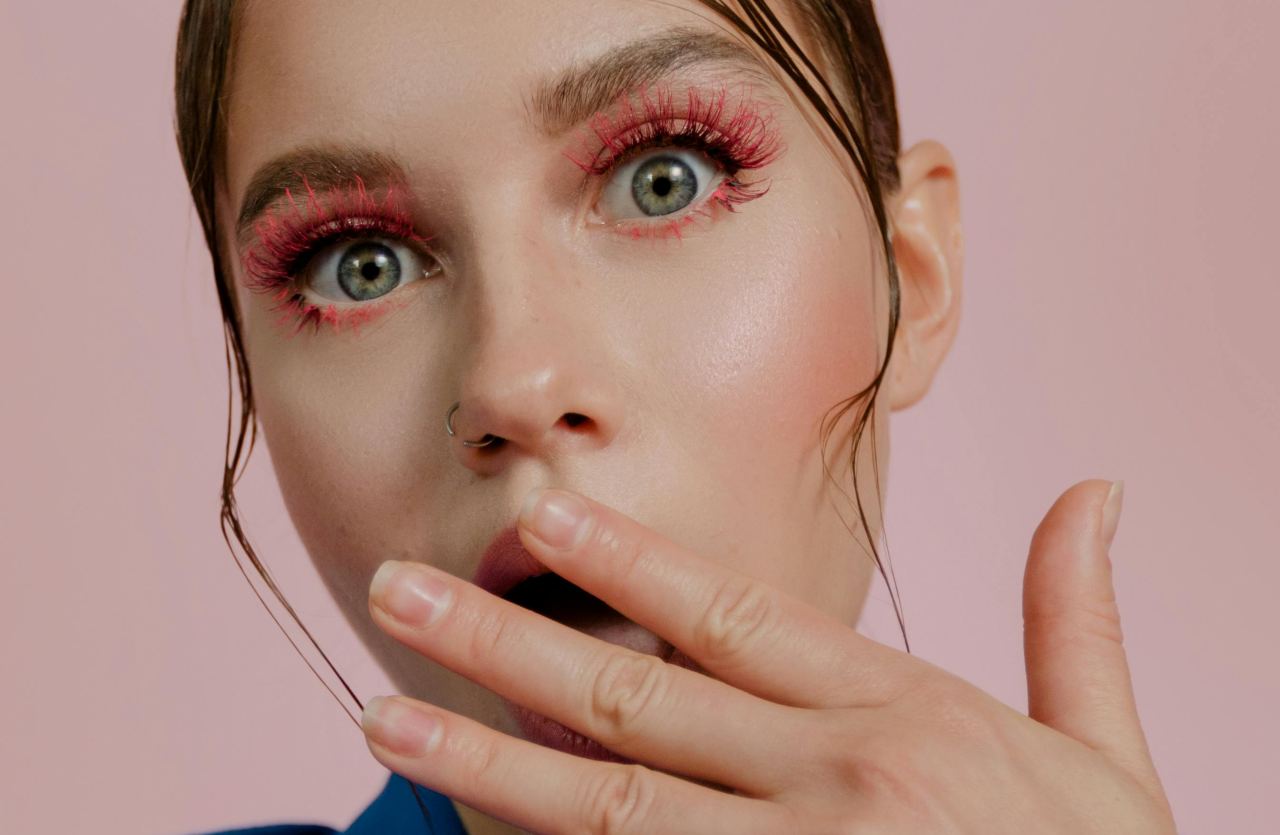 donna con mascara colorato
