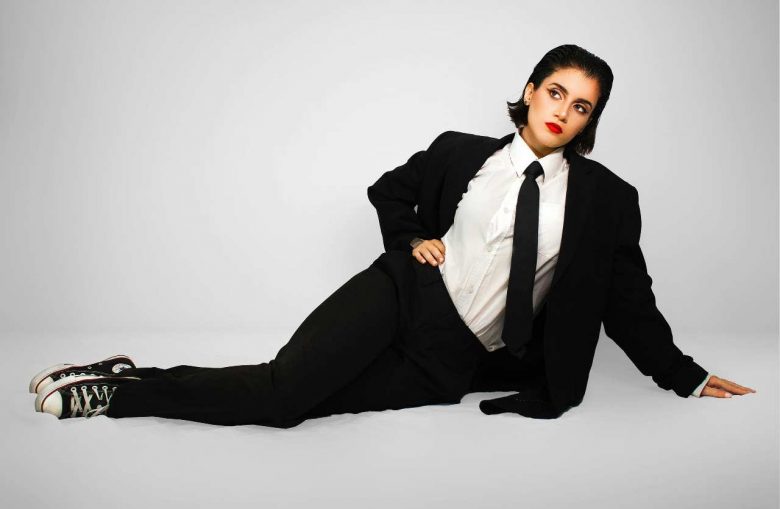 donna seduta a terra con completo da uomo