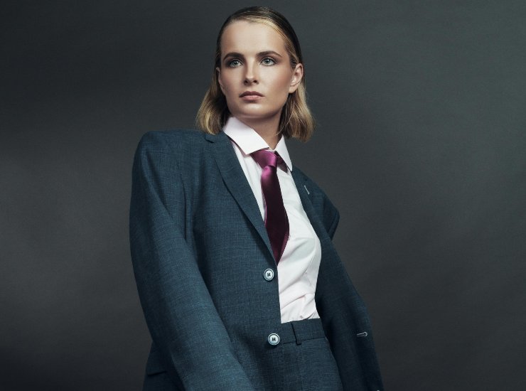 donna con completo da uomo grigio