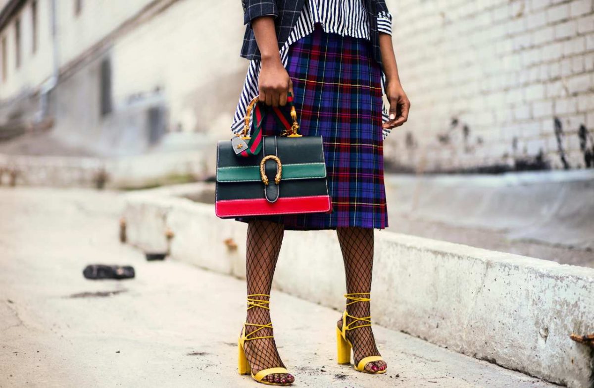 ragazza con abiti colorati