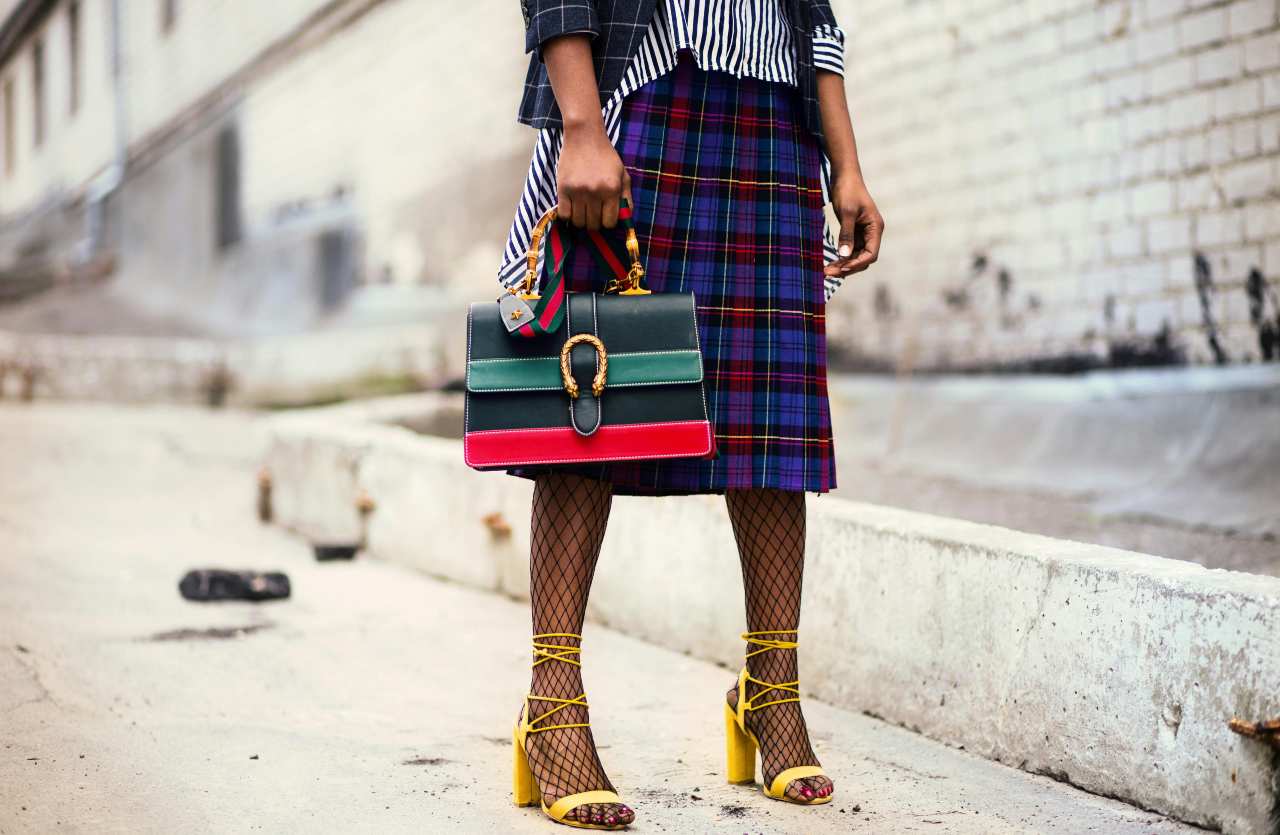 ragazza con abiti colorati