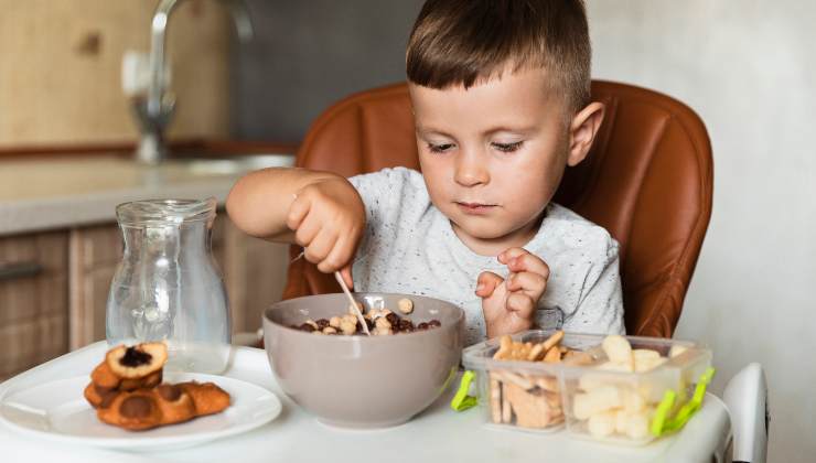 Bambino che mescola i cereali - fonte_Freepik.com